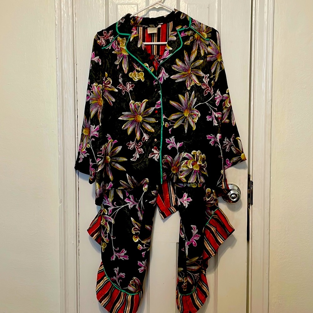 Eloise Sleep Set- patterned with a slit in the back